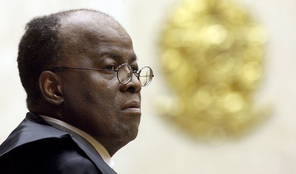 Joaquim Barbosa devolve críticas a ex-presidente do STF