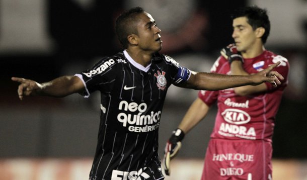 Corinthians vence no Paraguai e garante classificação