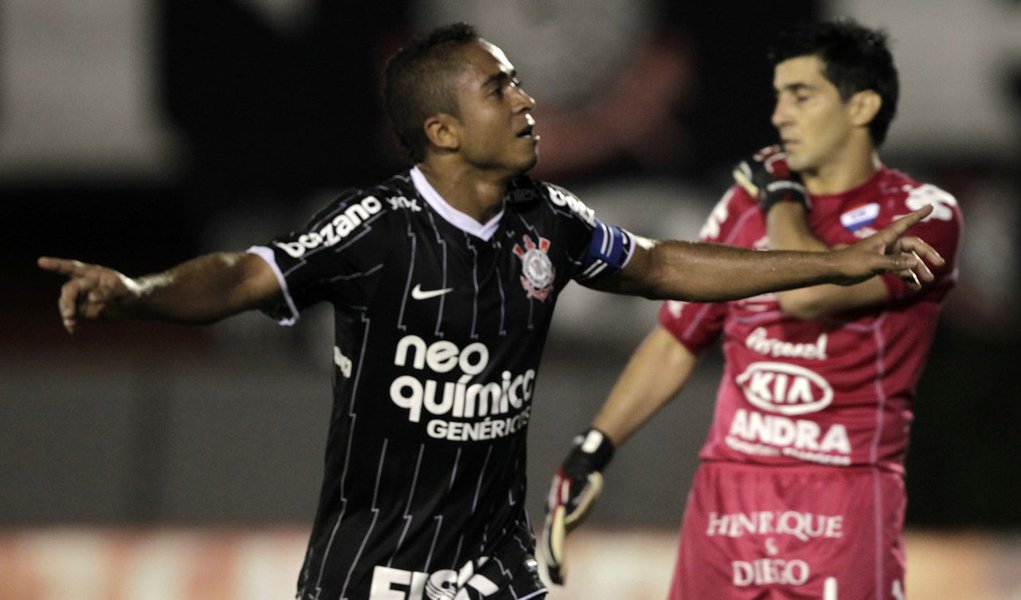 Corinthians vence no Paraguai e garante classificação