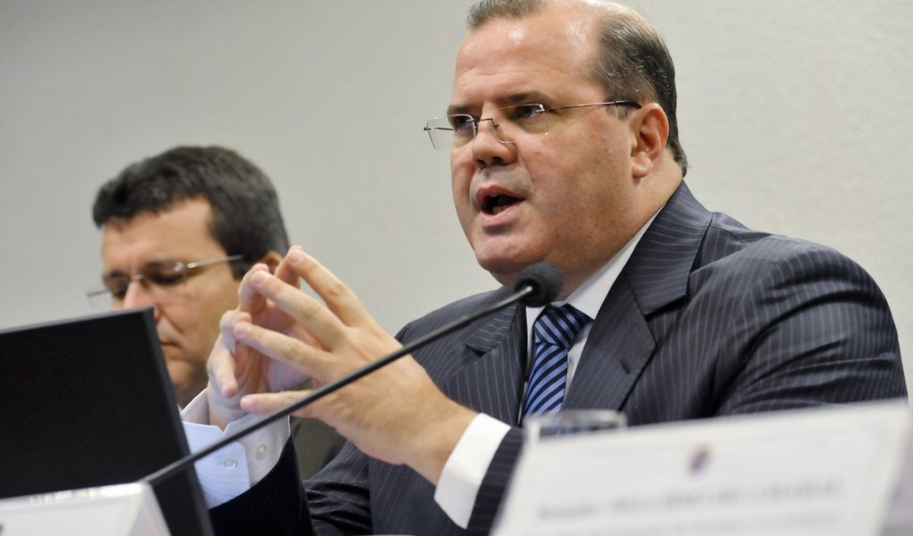 Tombini promete que não deixará inflação escapar em 2013