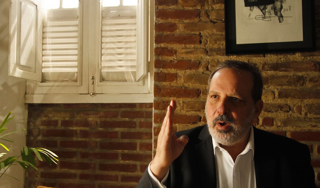 Armando faz alerta sobre déficit na balança comercial