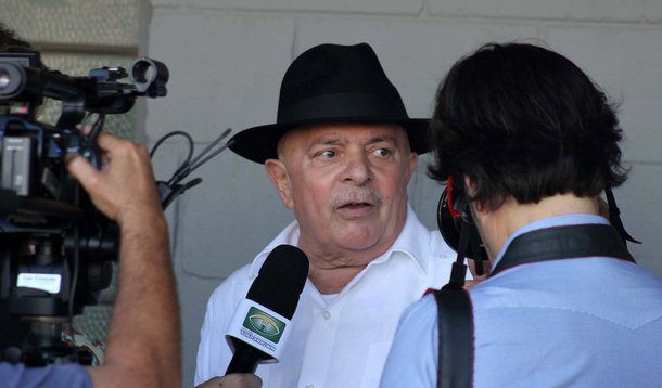 Lula deixa hospital após quimioterapia e segue para casa