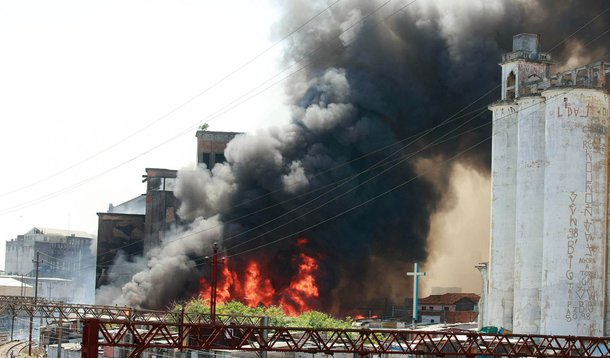 Incêndio atinge favela no centro de São Paulo