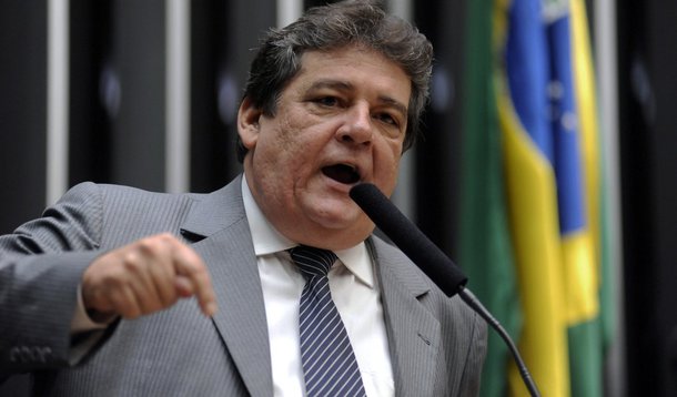 Silvio Costa rebate Veja  