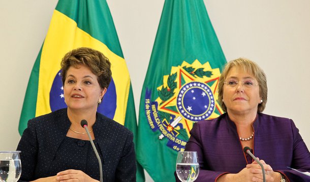 Bachelet tieta Dilma em evento no Palácio do Planalto