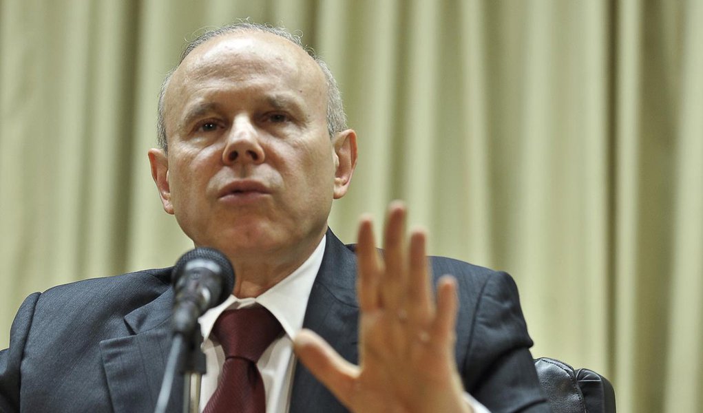 Mantega nega rumor de demissão e fica no cargo