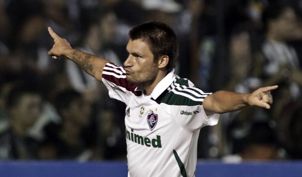 De virada, Flu vence e sonha com título