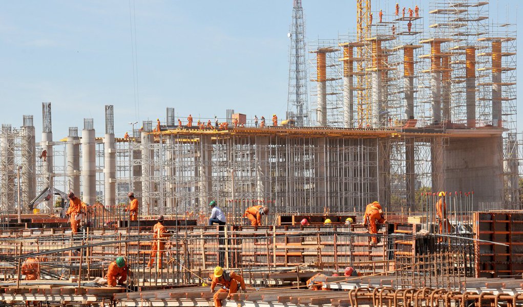 Construção civil continua em queda, diz CNI