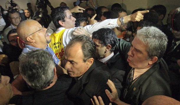 Votação do Orçamento 2012 gera confusão na Câmara