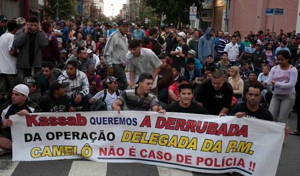 Pelo segundo dia, camelôs confrontam PMs em SP