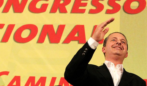 Militantes do PSB dizem: "Brasil, pra frente, Eduardo presidente"