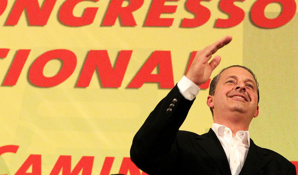 Militantes do PSB dizem: "Brasil, pra frente, Eduardo presidente"