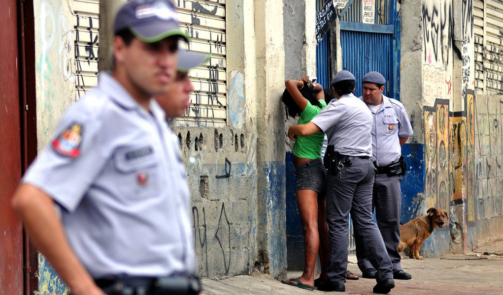 Guerra da cracolândia aterroriza comerciantes