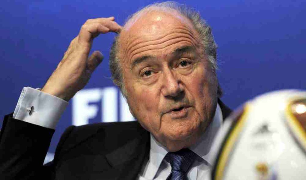 Blatter pede desculpas por comentários sobre racismo