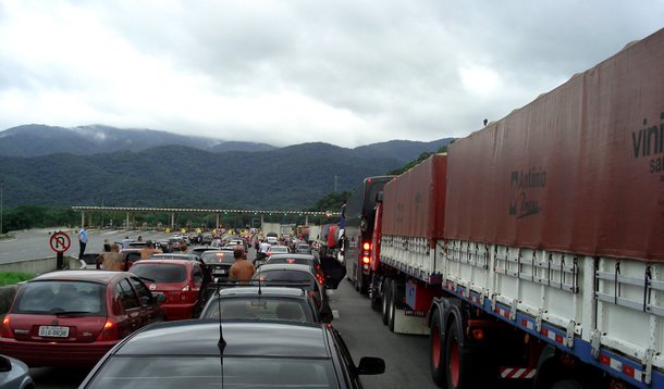 Acidente com carreta bloqueia Régis Bittencourt