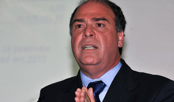 Explicações contraditórias complicam Bezerra