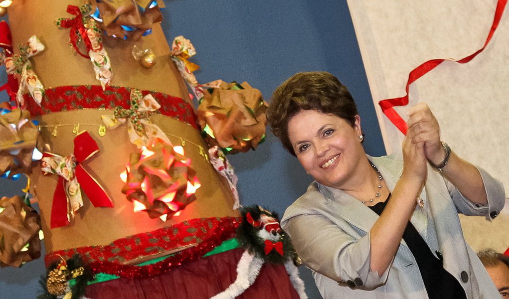 Pelo Twitter, Dilma confirma mínimo de R$ 724