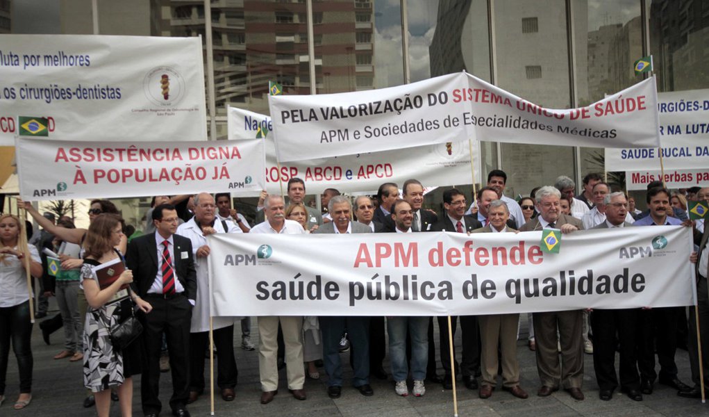 Médicos param trabalho e saem às ruas no País