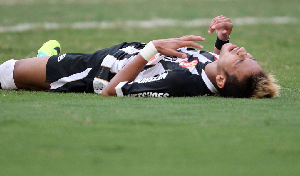 Quase sem astros, Santos e Flamengo empatam