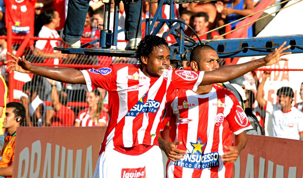 Náutico bate Sport e fica perto do acesso