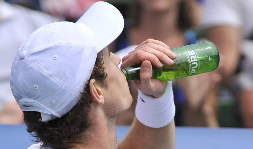 Com direito a cerveja, Murray bate Nalbandian em exibição