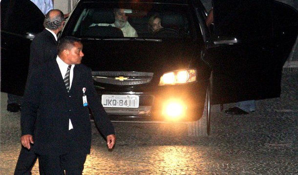 Lula tem alta, deixa o hospital e volta para casa