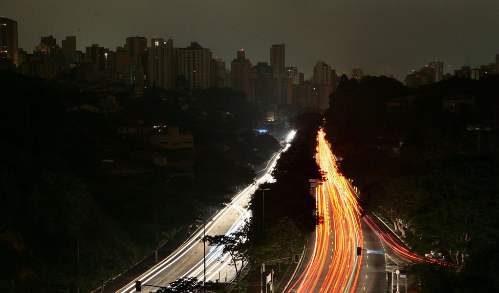 Onda de apagões sai de graça para a Eletropaulo