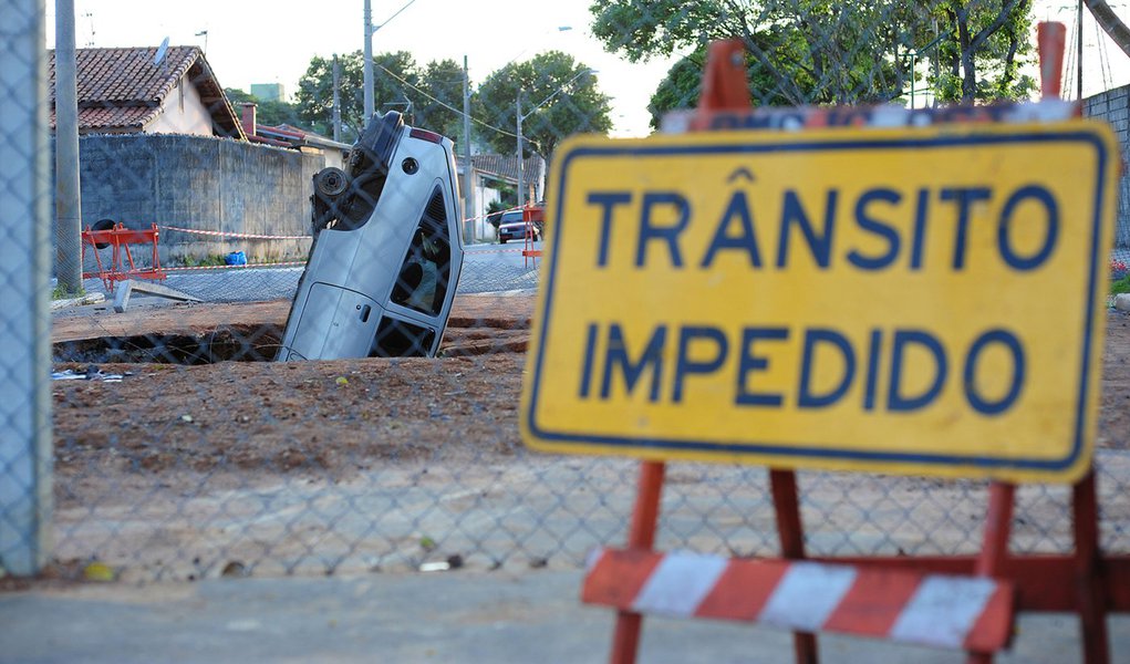 Carro cai em cratera aberta há mais de um ano