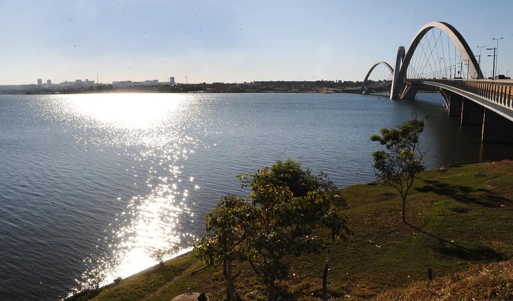 Lancha pega fogo e afunda no Lago Paranoá, em Brasília