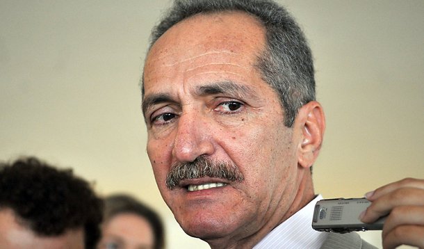 "Faxina" de Aldo esbarra em "paredão" comunista