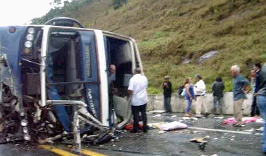 Dez morrem em acidente de ônibus no interior de SP