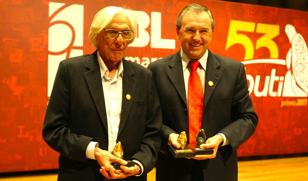 Ferreira Gullar e Laurentino Gomes vencem Jabuti 2011 