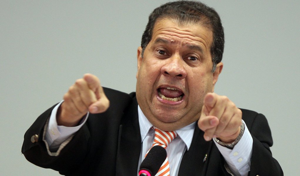 Um fanfarrão com uma caneta bilionária