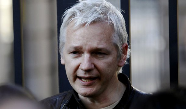 Bloqueado por operadoras, WikiLeaks pisa no freio