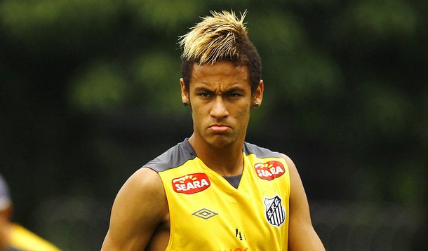 Neymar fala demais no Twitter e leva multa