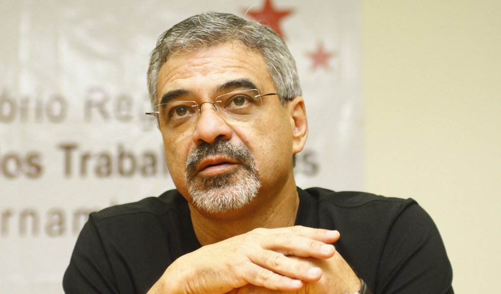 Humberto Costa realiza intervenção cirúrgica nas cordas vocais