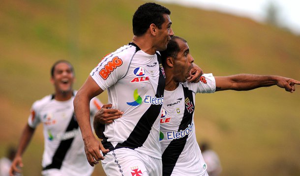 Vasco vence e é líder do Brasileiro
