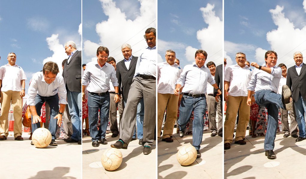 João da Costa marca gol chorado