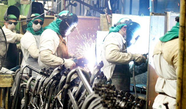 Contra o pessimismo, cai custo do investimento