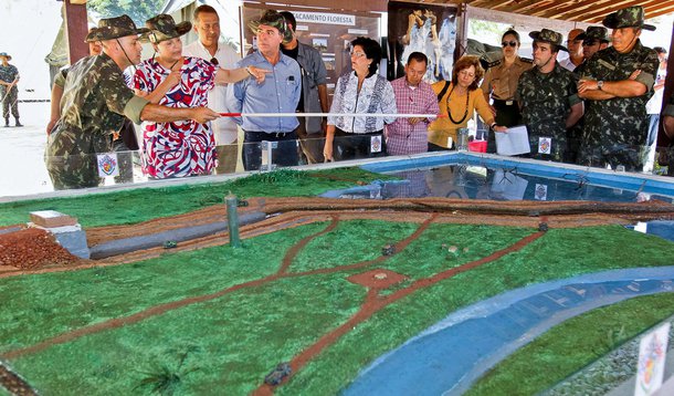 Dilma chega e distribui puxões de orelhas