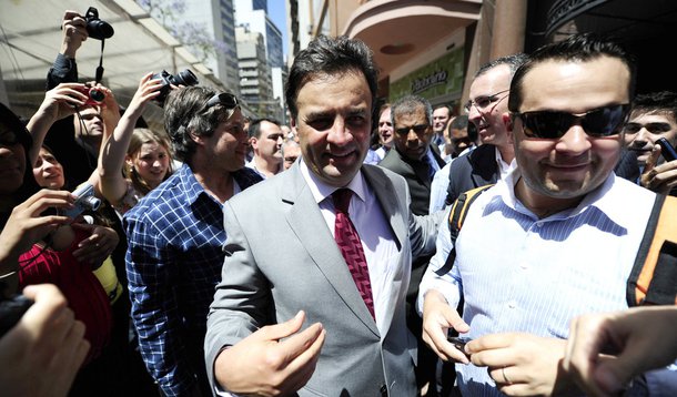 Com apoio da Globo, Aécio Neves se lança a presidente