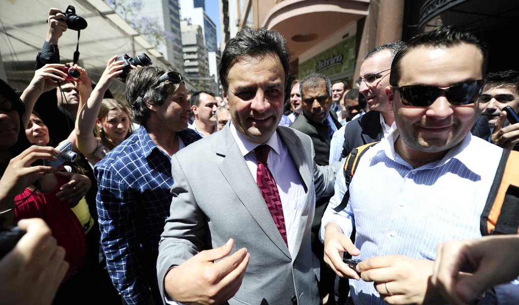 Com apoio da Globo, Aécio Neves se lança a presidente