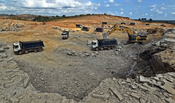 Belo Monte: duas mãos desafiam teatro global