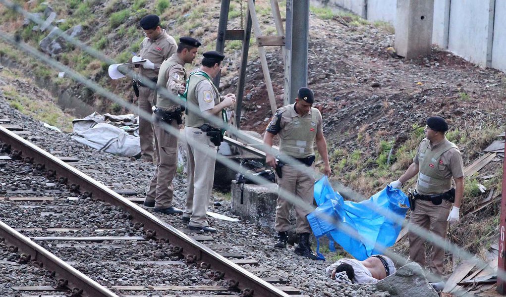 Técnicos da CPTM são atropelados por trem