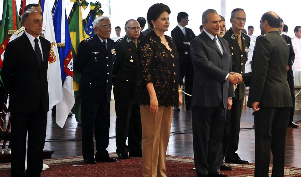 Dilma promete a militares mais atenção e verbas