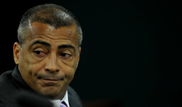 Baixinho parte pro ataque e põe Fifa e CBF na defesa