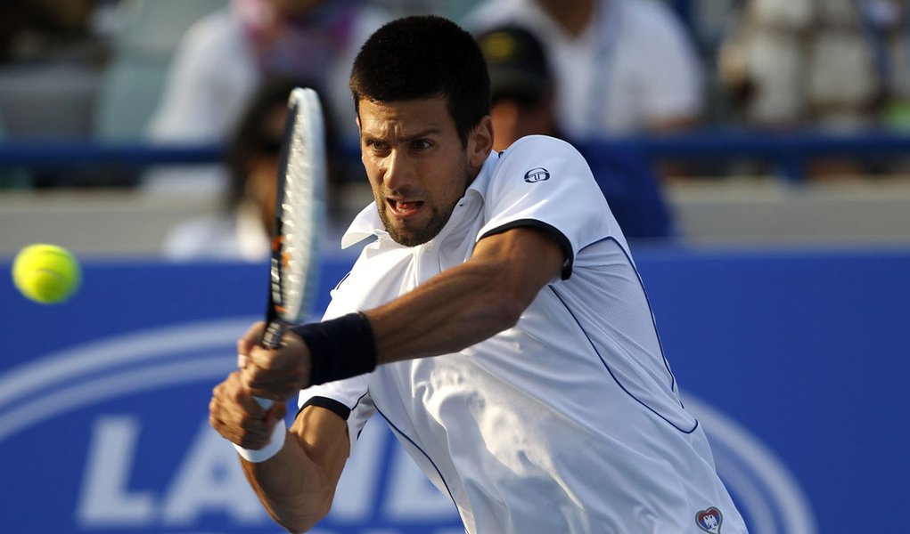 Djokovic massacra Federer e vai à final em Abu Dabi