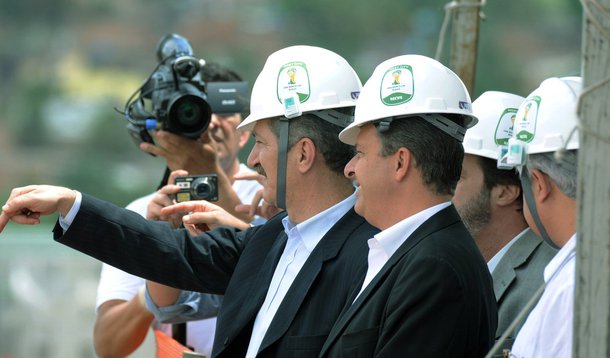 Aldo Rebelo aprova o andamento das obras na Arena-PE