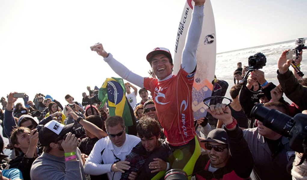 Brasileiro Medina vence Slater, ganha etapa e volta fazer história
