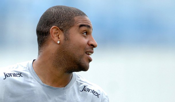 Adriano confirmado para o clássico contra o Santos